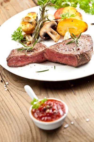 Bistecca Alla Griglia Gourmet Con Funghi Patate Sul Piatto Ketchup — Foto Stock