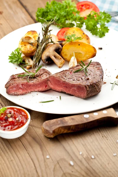 Bife Grelhado Gourmet Com Cogumelos Batatas Prato Ketchup Mesa Madeira — Fotografia de Stock