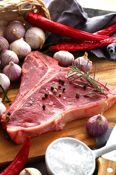 Close Uitzicht Rauwe Bone Steak Gekruid Met Kruiden Verse Kruiden — Stockfoto