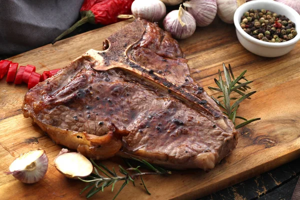 Vista Cerca Del Filete Hueso Parrilla Con Especias Hierbas Frescas — Foto de Stock