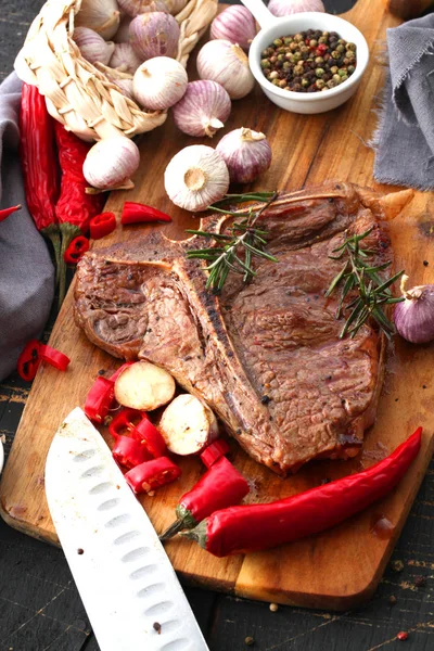 Filete Hueso Parrilla Con Especias Hierbas Frescas Servidas Una Tabla — Foto de Stock