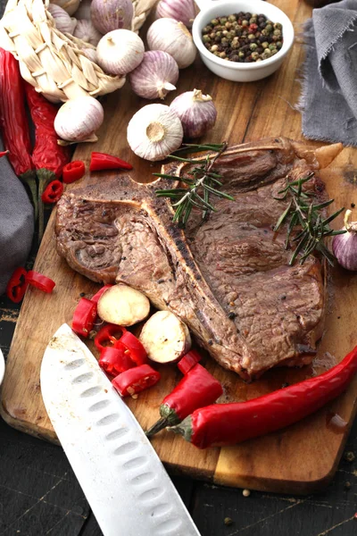Steak Bone Grillé Aux Épices Herbes Fraîches Servi Sur Une — Photo