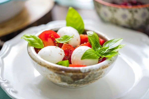 Deliciosa Ensalada Con Tomates Cherry Mozzarella Hojas Albahaca —  Fotos de Stock