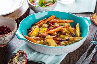 Ahşap masada fırın destekli sebzeler