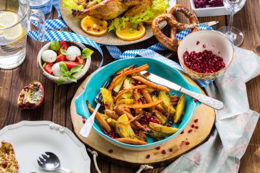 Şükran veya Noel için kavrulmuş hindi ve sos ile şenlikli kutlama yemek