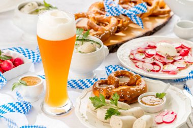 Pretzels, sosis, aperatifler ve masada bira bir bardak yakın çekim görünümü, Oktoberfest kavramı