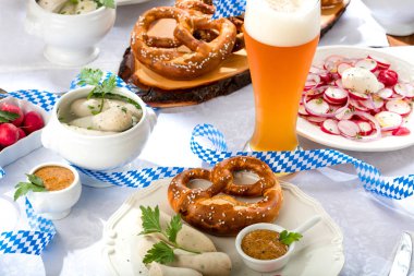 Pretzels, sosis, aperatifler ve masada bira bir bardak yakın çekim görünümü, Oktoberfest kavramı