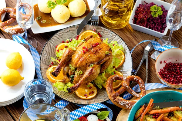 Festliches Festessen Mit Gebratenem Truthahn Und Soße Zum Erntedank Oder — Stockfoto