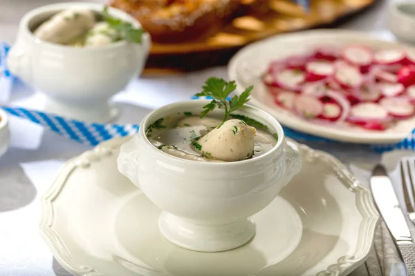 Eet Smakelijk Van Traditionele Geroosterde Varkensschotel Met Witte Worsten — Stockfoto