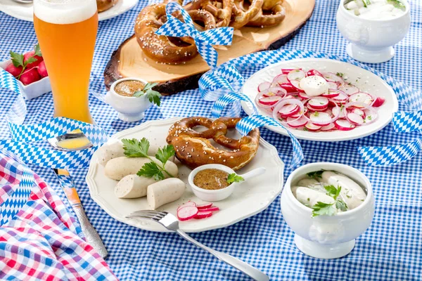 Vista Close Carne Deliciosa Com Pretzels Copo Cerveja Mesa Conceito — Fotografia de Stock