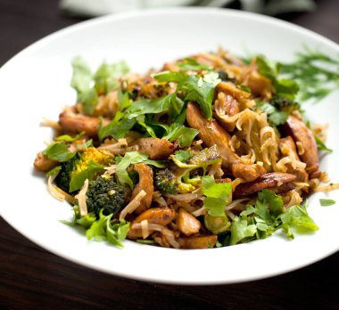 Tavuk, mantar ve tabakta sebze ile pirinç erişte. Yakın çekim görünüm