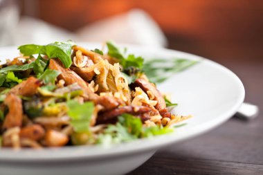 Tavuk, mantar ve tabakta sebze ile pirinç erişte. Yakın çekim görünüm