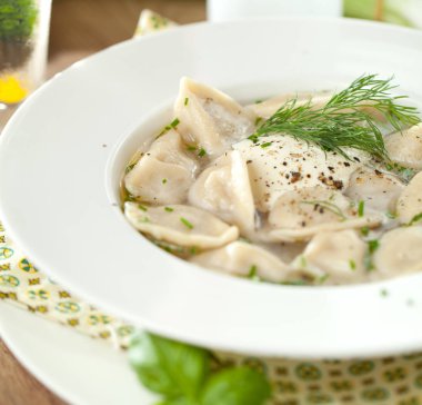 Et, mantı dolu köfteler. Geleneksel Rus çanak pelmeni. Dolgulu Köfte 