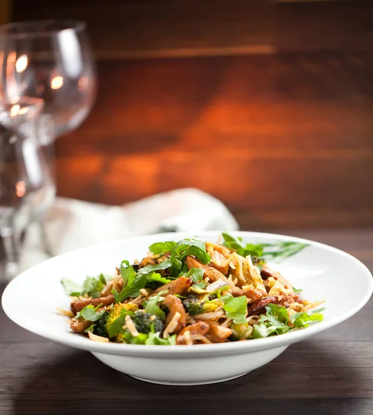 Rice Noodles Chicken Mushrooms Vegetables Plate Close View — Stock Photo, Image