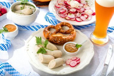 bira ve aperatifler cam yakın çekim görünümü, oktoberfest kavramı