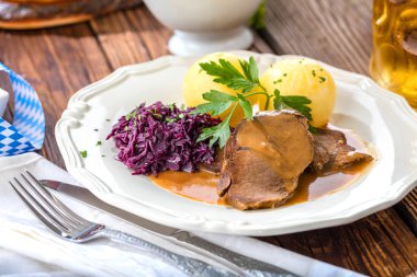 patates ve masa üzerinde bira ile lezzetli et yakından görünümü, Oktoberfest kavramı