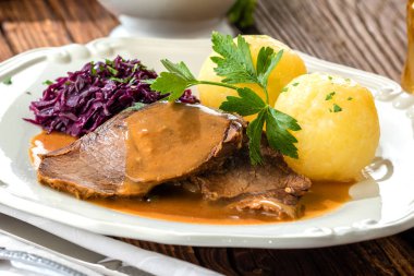 patates ve masa üzerinde bira ile lezzetli et yakından görünümü, Oktoberfest kavramı