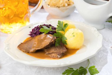 sofrada sebze ve bira bardağı ile lezzetli et yakın çekim görünümü, oktoberfest kavramı