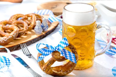 masada bira ve kraker cam yakın çekim görünümü, oktoberfest kavramı