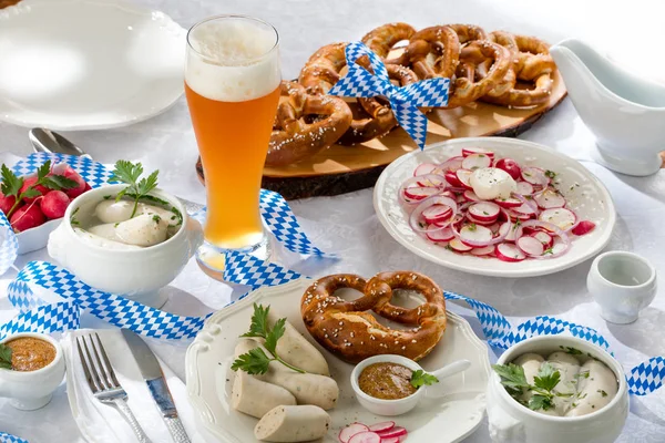 Vista Ravvicinata Deliziosi Snack Bicchiere Birra Sul Tavolo Concetto Oktoberfest — Foto Stock
