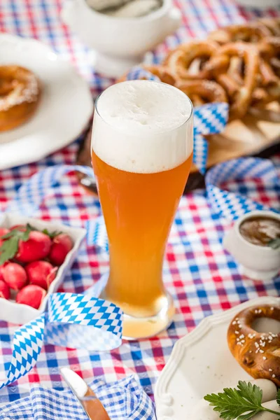 Vista Ravvicinata Vetro Birra Spuntini Concetto Oktoberfest — Foto Stock