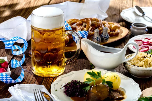 Vista Close Carne Deliciosa Com Batatas Copo Cerveja Mesa Conceito — Fotografia de Stock