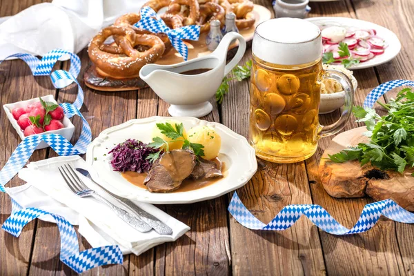 Vista Ravvicinata Deliziose Carni Con Patate Bicchiere Birra Sul Tavolo — Foto Stock