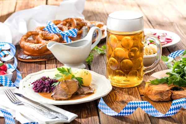 Közeli Kilátás Finom Húsra Burgonyával Pohár Sörrel Asztalon Oktoberfest Koncepciója — Stock Fotó