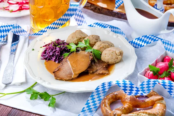 Podrobný Pohled Delikátní Maso Zeleninou Skleněnými Pivem Stole Koncepce Oktoberfestu — Stock fotografie
