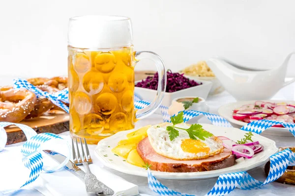 Glas Och Välsmakande Måltid Med Kött Bordet Oktoberfest Koncept — Stockfoto