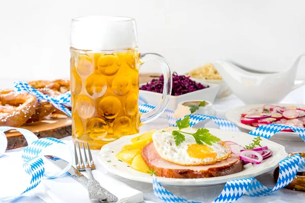 Glas Bier Smakelijke Maaltijd Met Vlees Tafel Oktoberfest Concept — Stockfoto