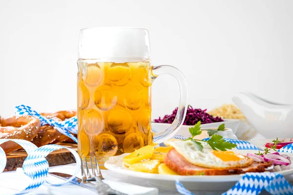 Glas Bier Und Leckeres Essen Mit Fleisch Auf Dem Tisch — Stockfoto