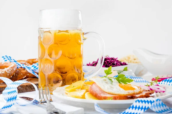 Traditionell Tysk Måltid Och Glas Bordet Oktoberfest Koncept — Stockfoto
