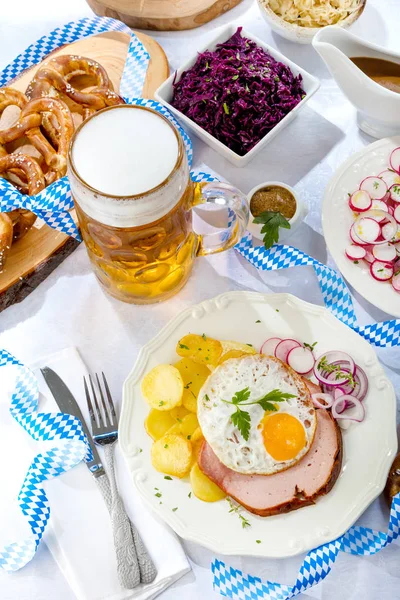 독일식 식사와 테이블 옥토버 페스트 — 스톡 사진