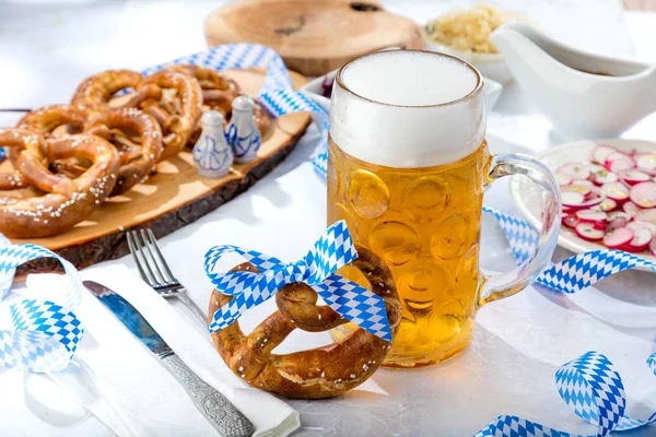 Vista Close Vidro Cerveja Pretzels Mesa Conceito Oktoberfest — Fotografia de Stock