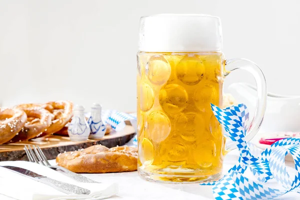 Nahaufnahme Von Glas Bier Und Brezeln Auf Dem Tisch Oktoberfest — Stockfoto