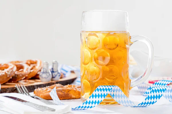 Close Van Het Glas Bier Snacks Tafel Oktoberfest Concept — Stockfoto