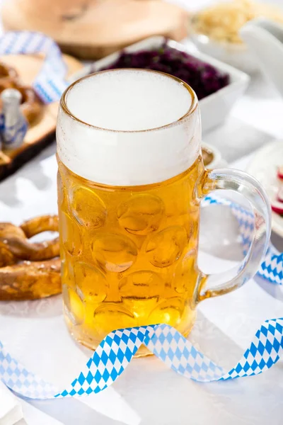 Vista Cerca Del Vaso Cerveza Aperitivos Mesa Concepto Oktoberfest — Foto de Stock