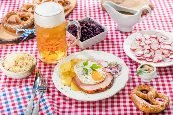 Deliciosa Refeição Copo Cerveja Mesa Conceito Oktoberfest — Fotografia de Stock