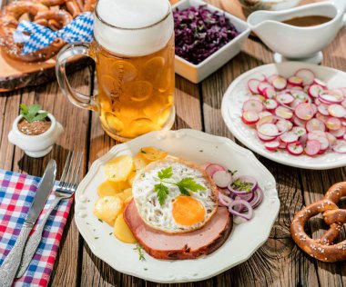 lezzetli yemek ve masada bira bardağı yakından görünümü, oktoberfest kavramı