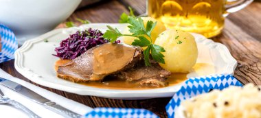 lezzetli Schweinshaxe veya patates ile Alman domuz knuckle yakın görüş