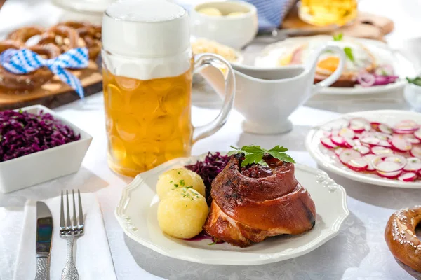 Vista Perto Schweinshaxe Junta Porco Alemão Com Batatas Copo Cerveja — Fotografia de Stock