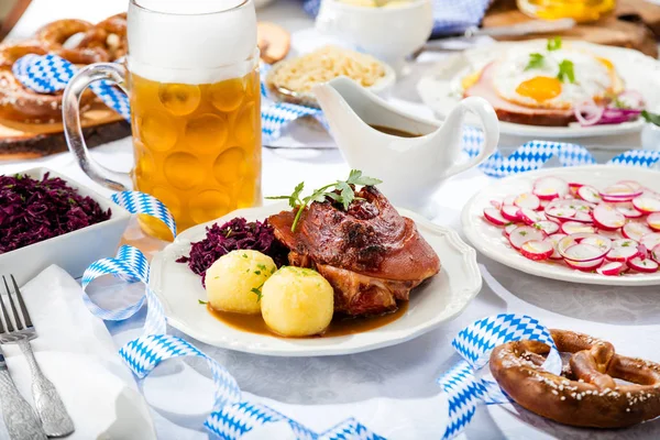 Delicioso Schweinshaxe Tradicional Junta Porco Alemão Com Legumes Copo Cerveja — Fotografia de Stock