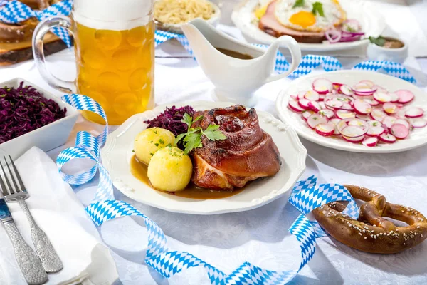 맛있는 슈와인삭스 전통적인 돼지고기 너클과 — 스톡 사진