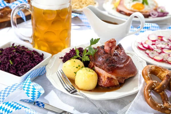 Delicioso Schweinshaxe Tradicional Junta Porco Alemão Com Legumes Mesa — Fotografia de Stock