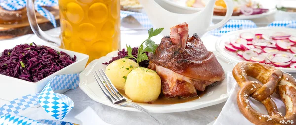 Lahodný Schweinshaxe Nebo Tradiční Německý Vepřový Kotlety Zeleninou Stole — Stock fotografie
