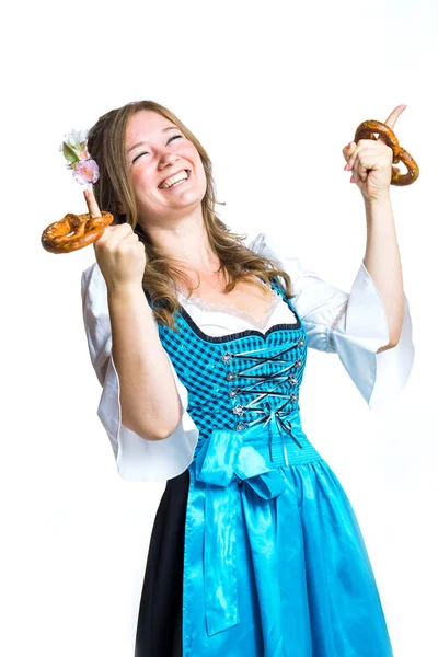 Mooie Gelukkige Jonge Vrouw Traditionele Beierse Kostuum Dirndl Houden Pretzels — Stockfoto