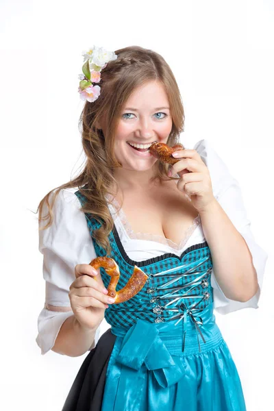 Mooie Jonge Vrouw Traditionele Beierse Kostuum Dirndl Eten Pretzels Glimlachend — Stockfoto