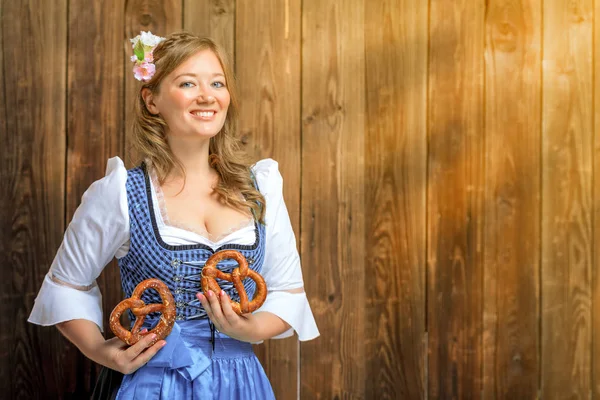Mooie Jonge Vrouw Traditionele Beierse Kostuum Dirndl Houden Pretzels Glimlachend — Stockfoto