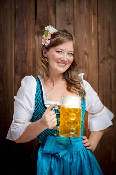 Mooie Jonge Vrouw Traditionele Beierse Kostuum Dirndl Houden Bierglas Glimlachend — Stockfoto